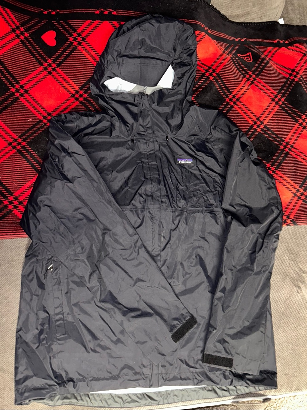 Patagonia Men's Dark Navy Hooded Rain Jacket large